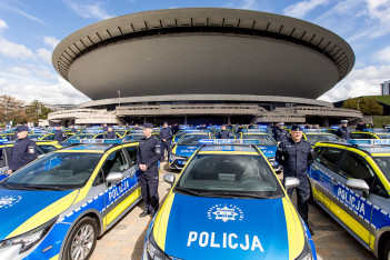  Przekazanie 85 radiowozów dla policji. fot. Tomasz Żak / UMWS 