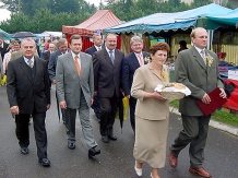  Honorowych gości prowadzili starostowie dożynek Maria Salamon oraz Roman Rduch 