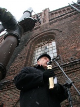  W przyszłości te pokopalniane obiekty staną się częścią Muzeum Śląskiego w Katowicach. Na zdjęciu dyrektor placówki dr Lech Szaraniec z kamieniem węgielnym. 