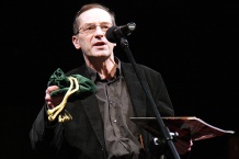  Dyrektor Artystyczny Teatru Śląskiego Tadeusz Bradecki wręczył nagrodę specjalną przyznaną przez teatr „Zaproszenie od Stanisława”. 