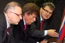  Od lewej: Starosta Bielski Andrzej Płonka, prezes Stowarzyszenia Region Beskidy Zbigniew Michniowski oraz marszałek Bogusław Śmigielski 